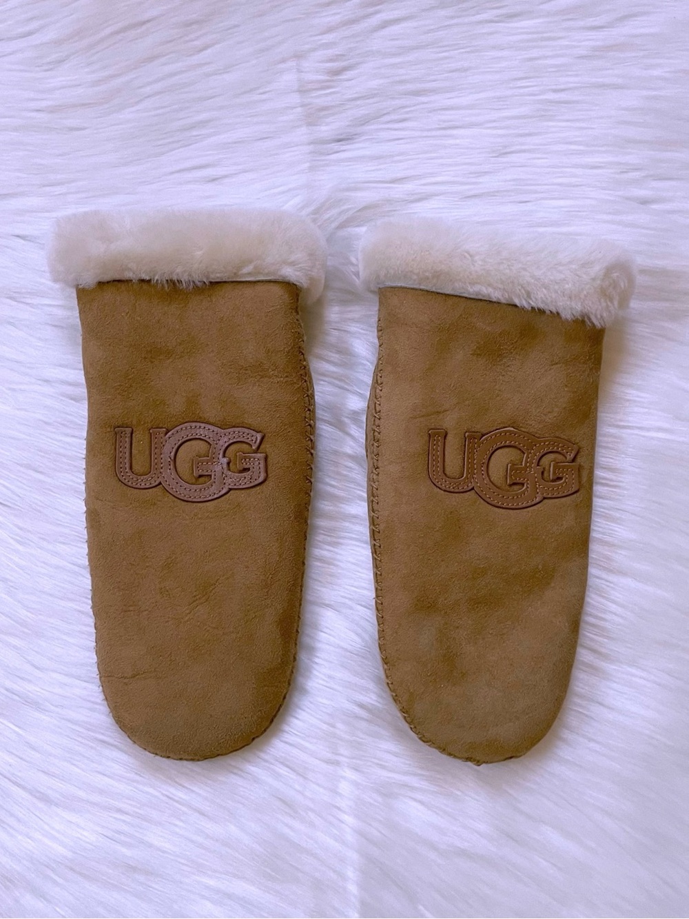 UGG Women’s Sheepskin Heritage Logo Chestnut Mittens